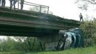 Пьяный водитель вылетел с моста на грузовике