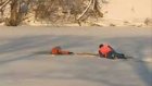 Спасатели вытащили мужчину из-подо льда