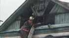 Для тушения огня пожарные выбили окна дома