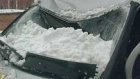 Рухнувший с крыши снег повредил машину