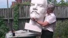 Ленин занял почетное место на огороде