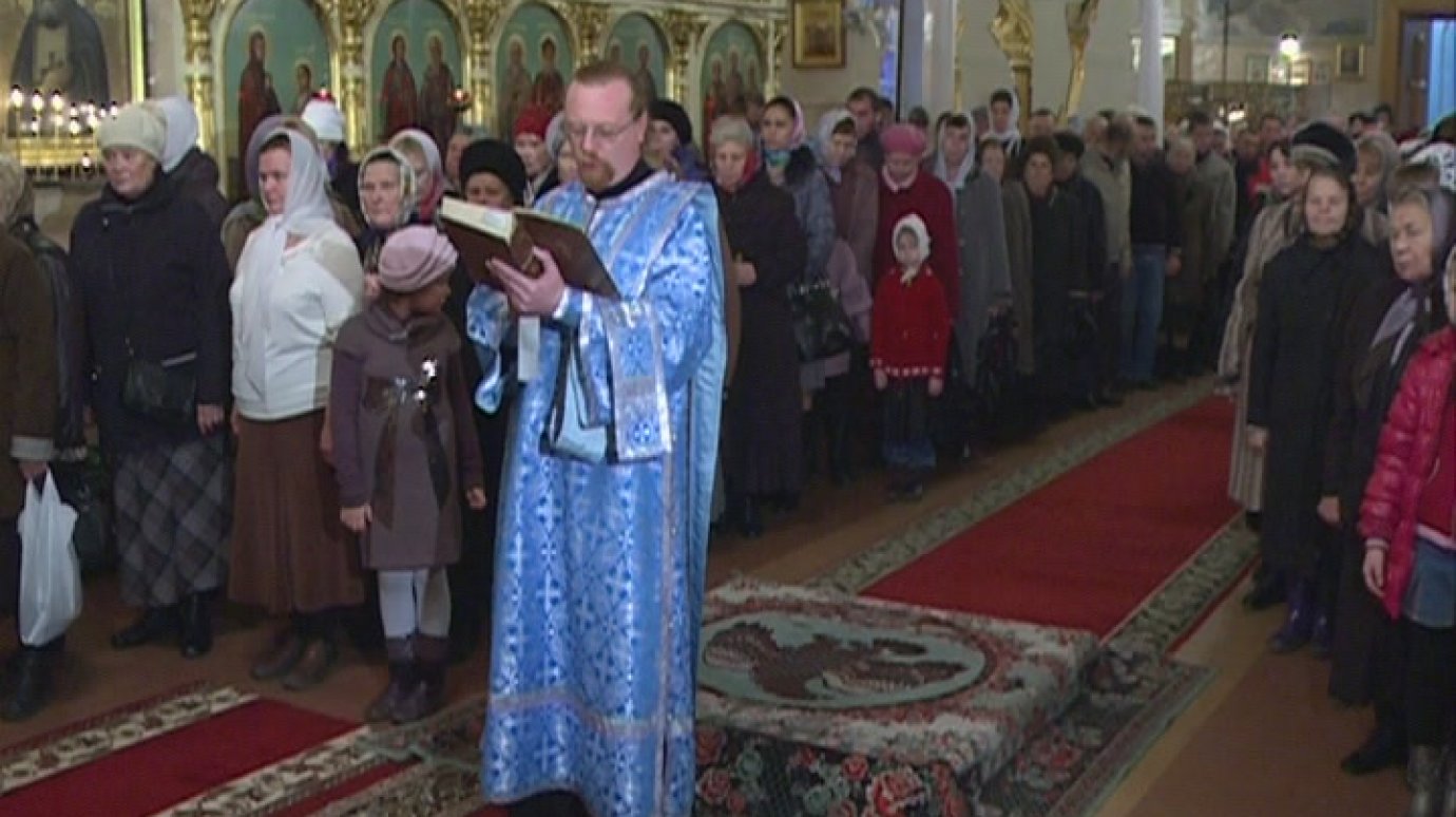 Верующие отмечают праздник Казанской Божией Матери