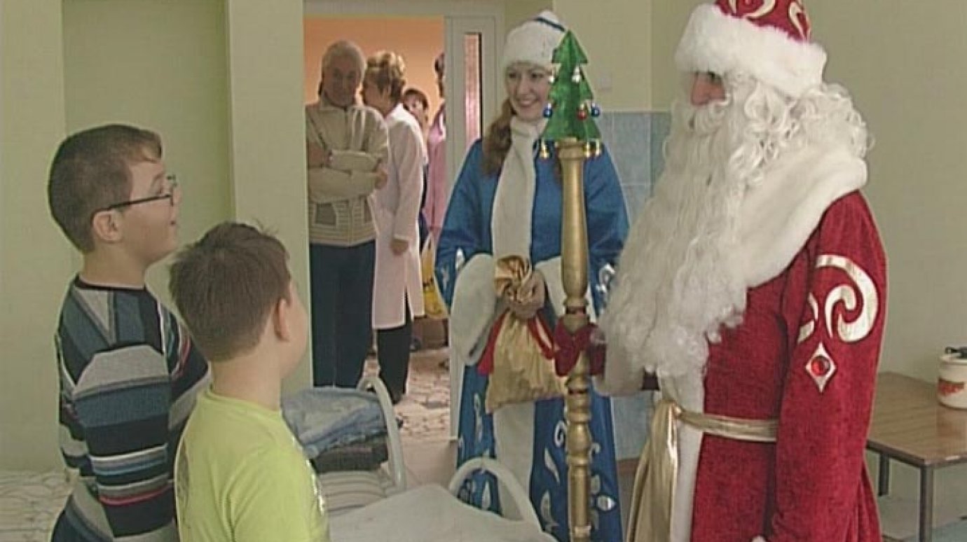 Дед Мороз и Снегурочка поздравили болеющих детей