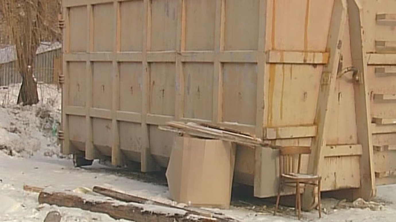 Пензяки завалили мусорный контейнер строительным хламом