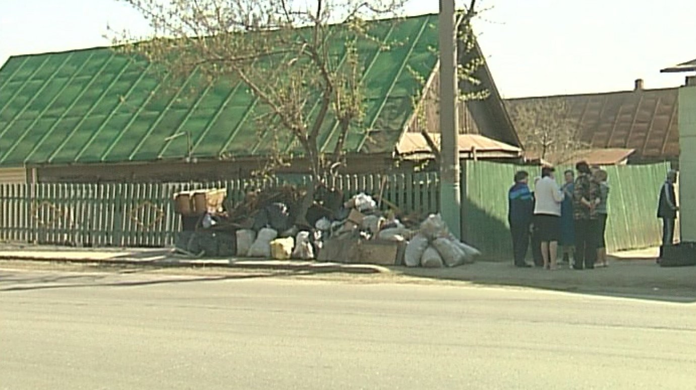 Жители улицы Злобина завалили тротуары бытовыми отходами