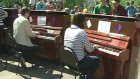 В сквере Славы пензенские джазмены сыграли на старых пианино