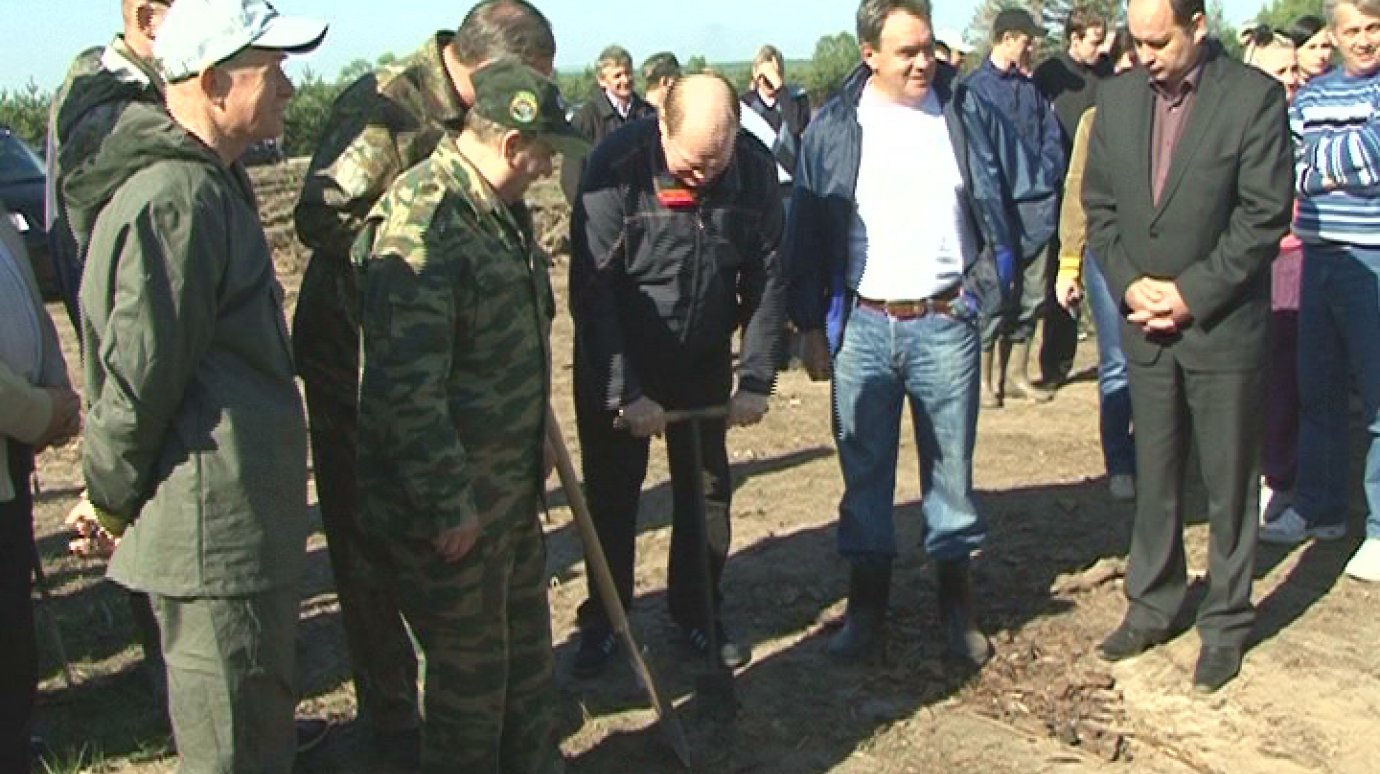Губернатор принял участие в посадке деревьев в Бессоновском районе