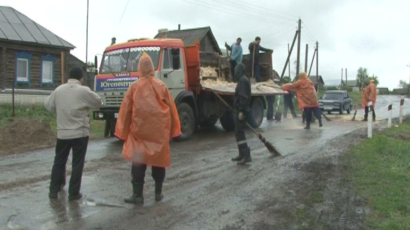 На трассе Кузнецк - Камешкир перевернулся грузовик с нефтью
