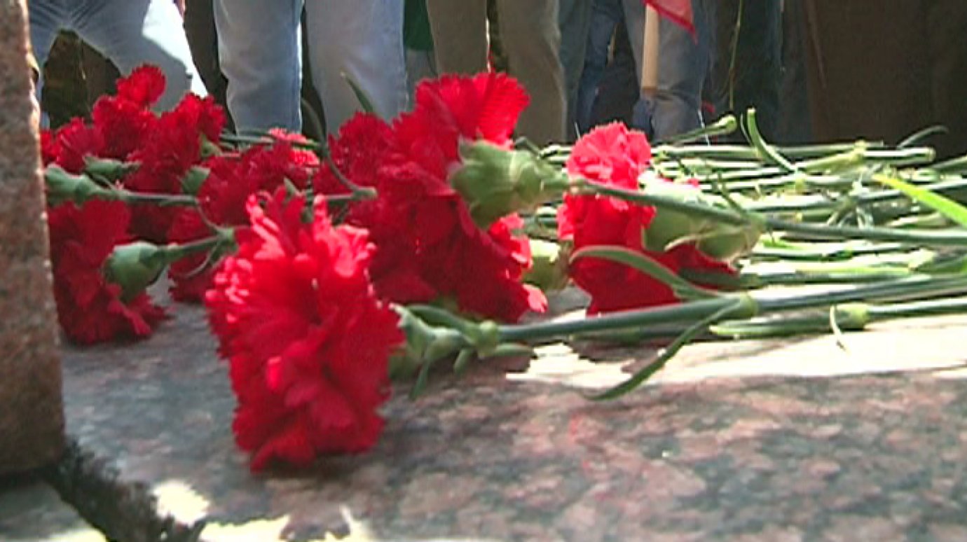 Пограничники возложили цветы и венки к памятнику Дзержинскому