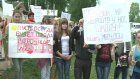 Жители Городища вышли на митинг против перевода детей в другую школу