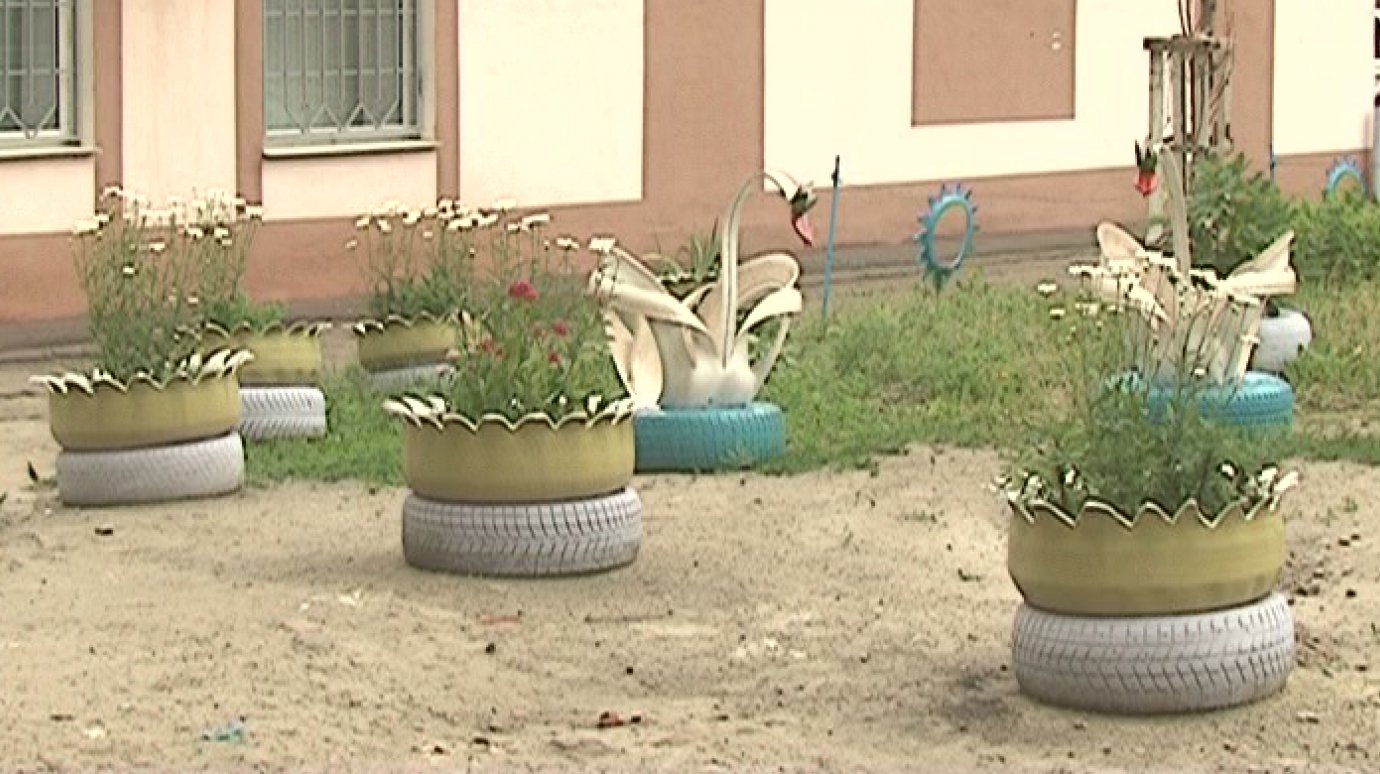 Активисты с ул. Герцена украсили двор лебедями и клумбами