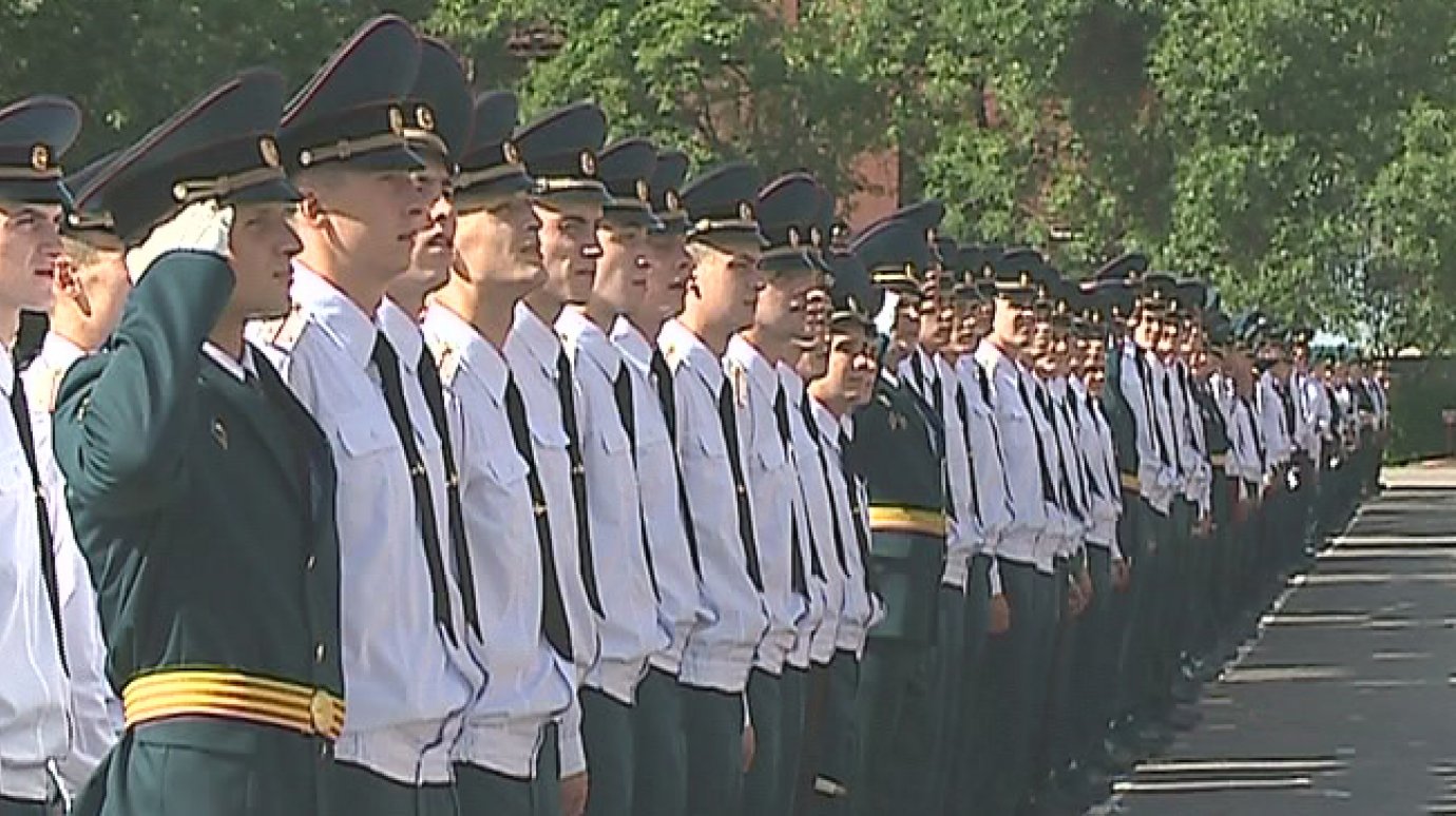 Выпускники артиллерийского института получили офицерские погоны