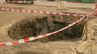 Пассажиры рискуют угодить в яму рядом с остановкой на ул. Гагарина