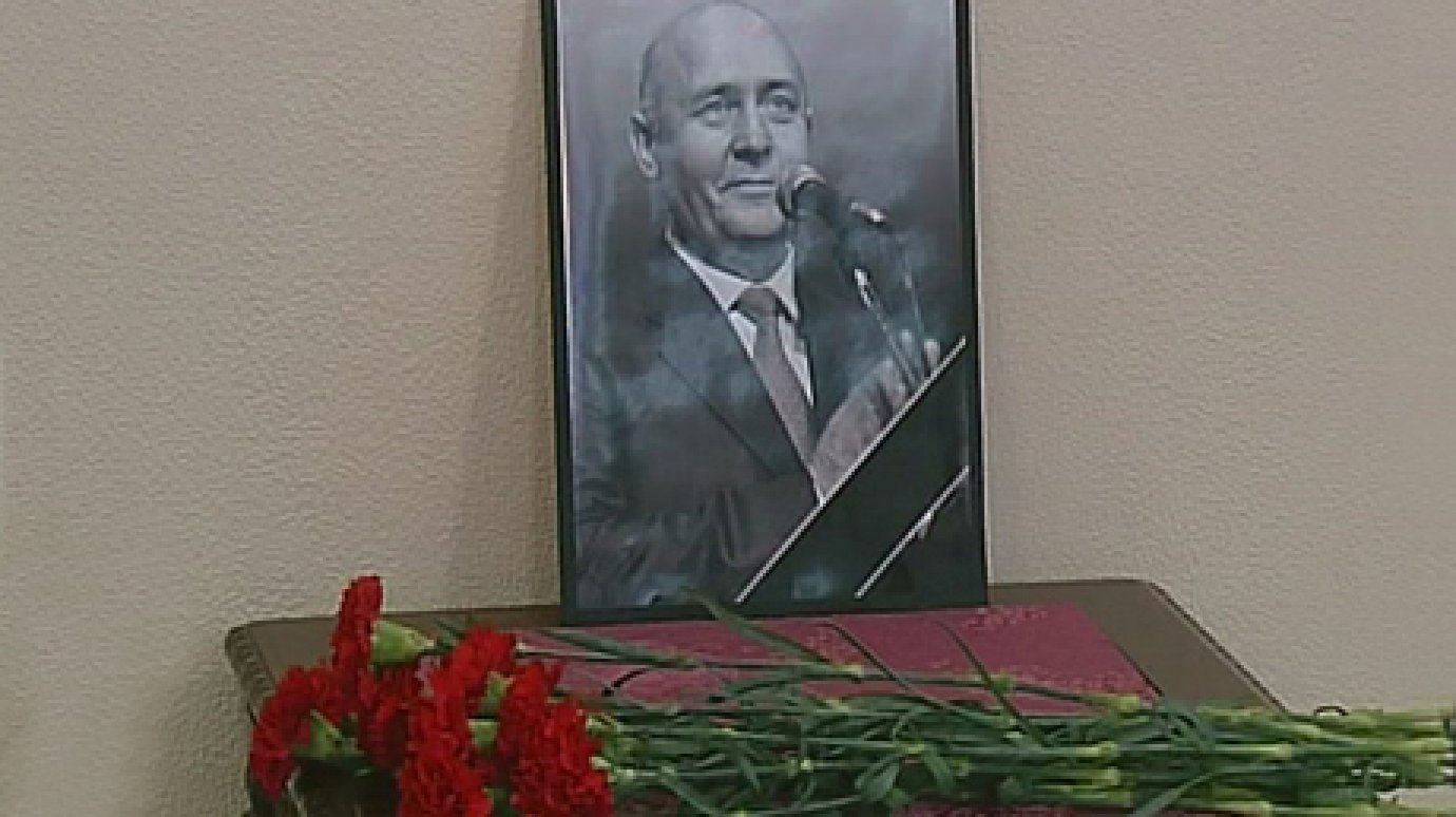 В драмтеатре почтили память экс-министра культуры Виктора Огарева