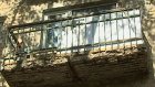 В домах на Жемчужном проезде от балконов отваливаются куски