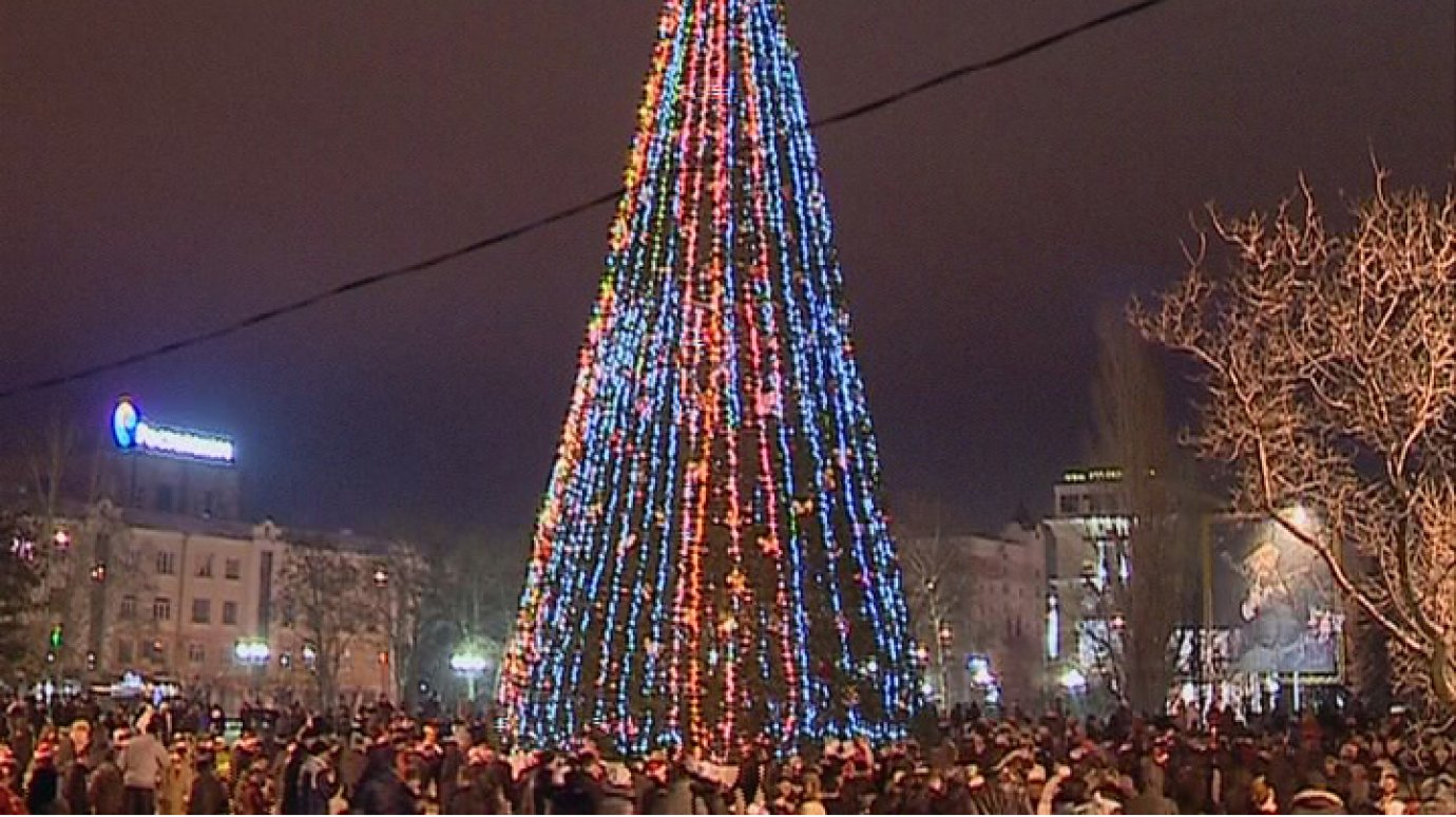 Тысячи пензенцев провели праздничную ночь у главной елки города