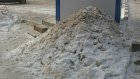 Сотрудники магазина завалили снегом тропинку до остановки
