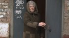 Жители улицы Ленинградской просят заменить подъездную дверь