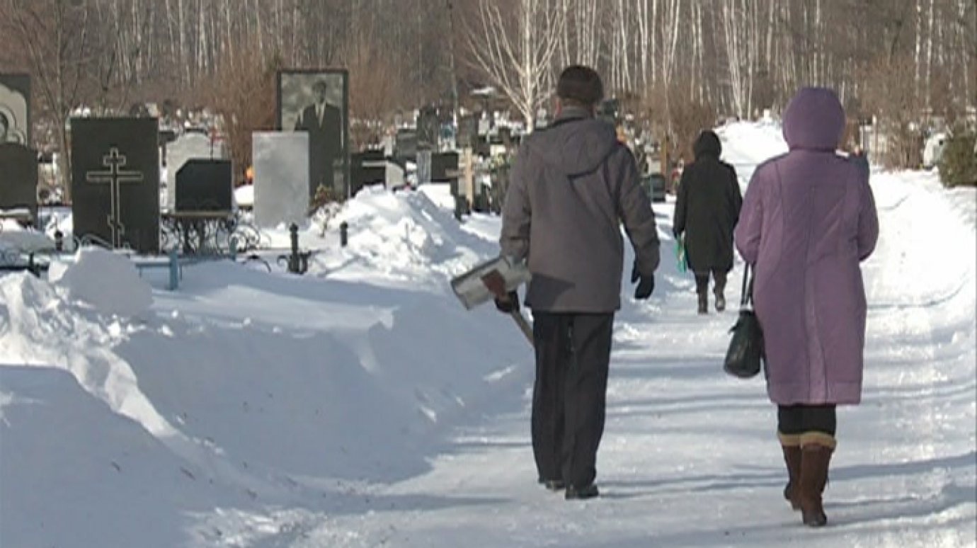 В родительскую субботу пензенцы очистили от снега могилы близких