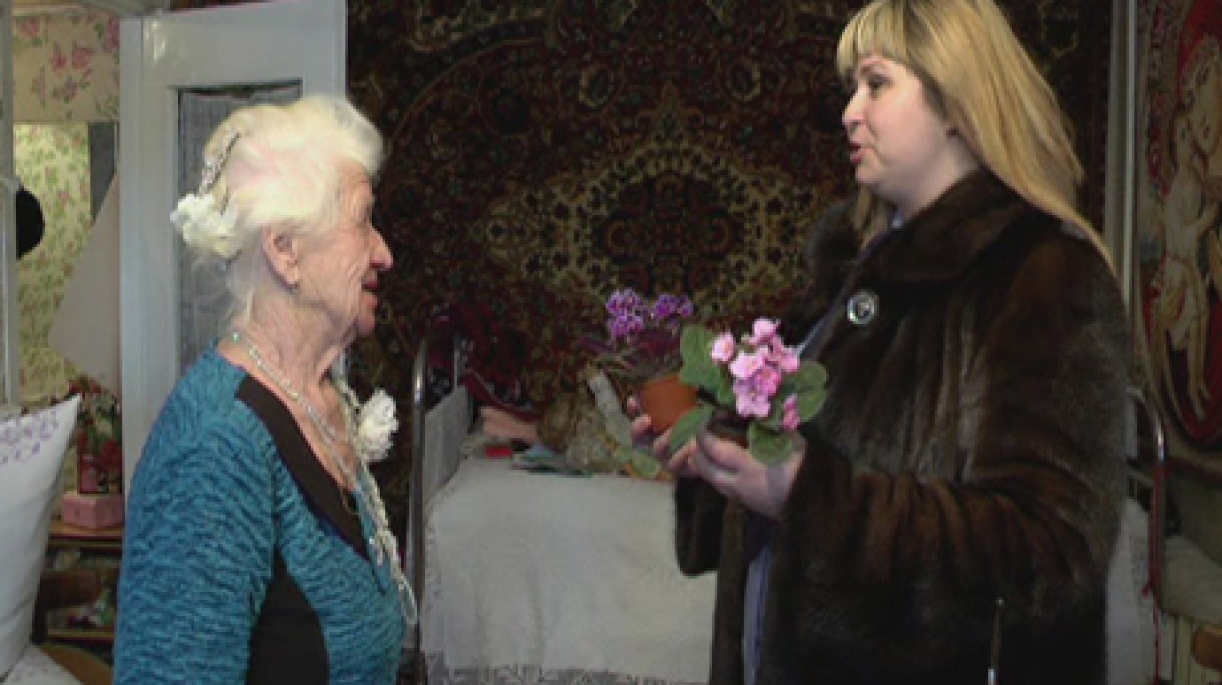 Сотрудники кузнецкой прокуратуры поздравили подшефную с 95-летием