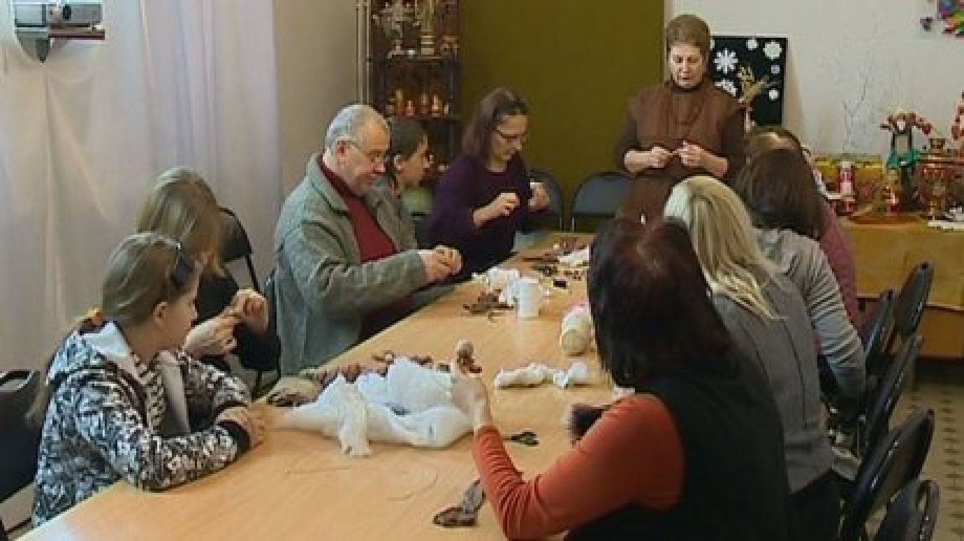 Жительница Кузнецка передала в дар музею свои куклы