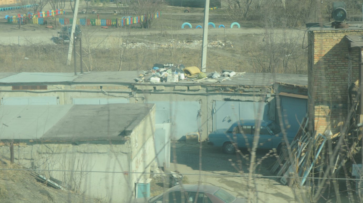 Мэр Пензы просит жителей не выбрасывать мусор на железной дороге