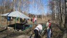 Активисты очистили территорию у родника в центре Мокшана