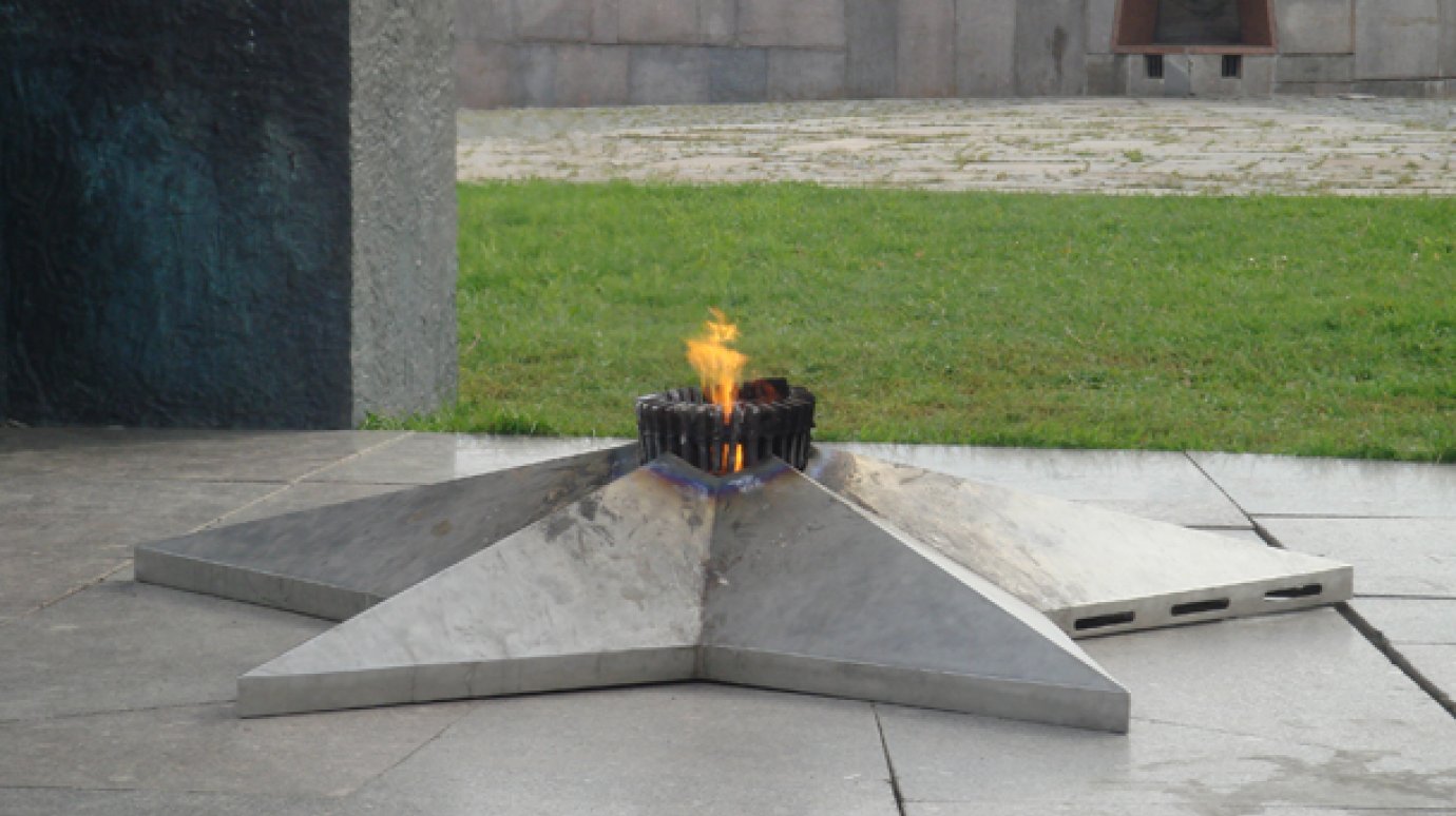 Кадеты встали в почетный караул у памятника Победы