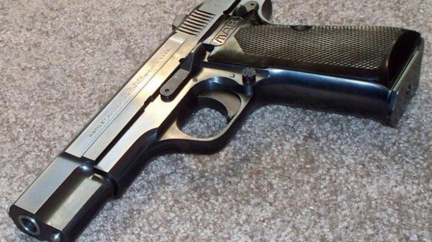 Пензяк сдал в ФСБ раритетный французский пистолет