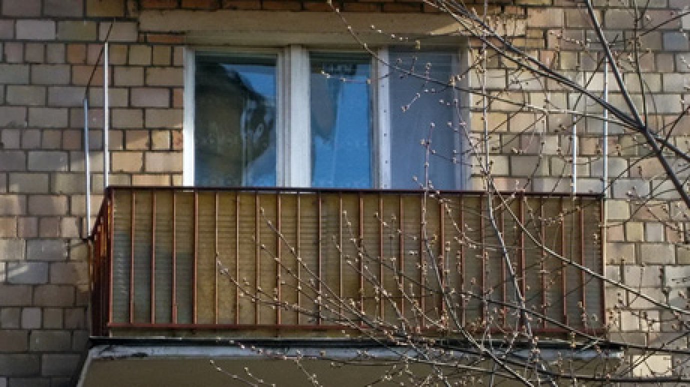 18-летняя девушка упала с балкона своей квартиры