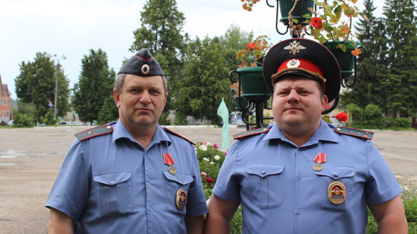В Никольске двое полицейских получили медали «За отвагу на пожаре»