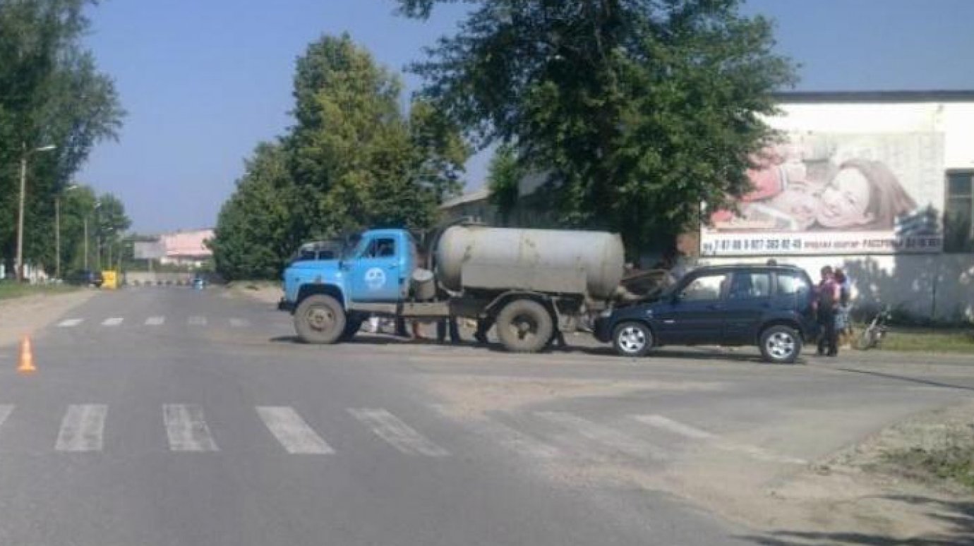 В Кузнецке грузовик протаранил два автомобиля
