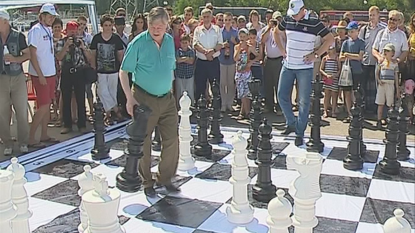 Гроссмейстер Карпов и мэр Чернов сыграли в шахматы вничью