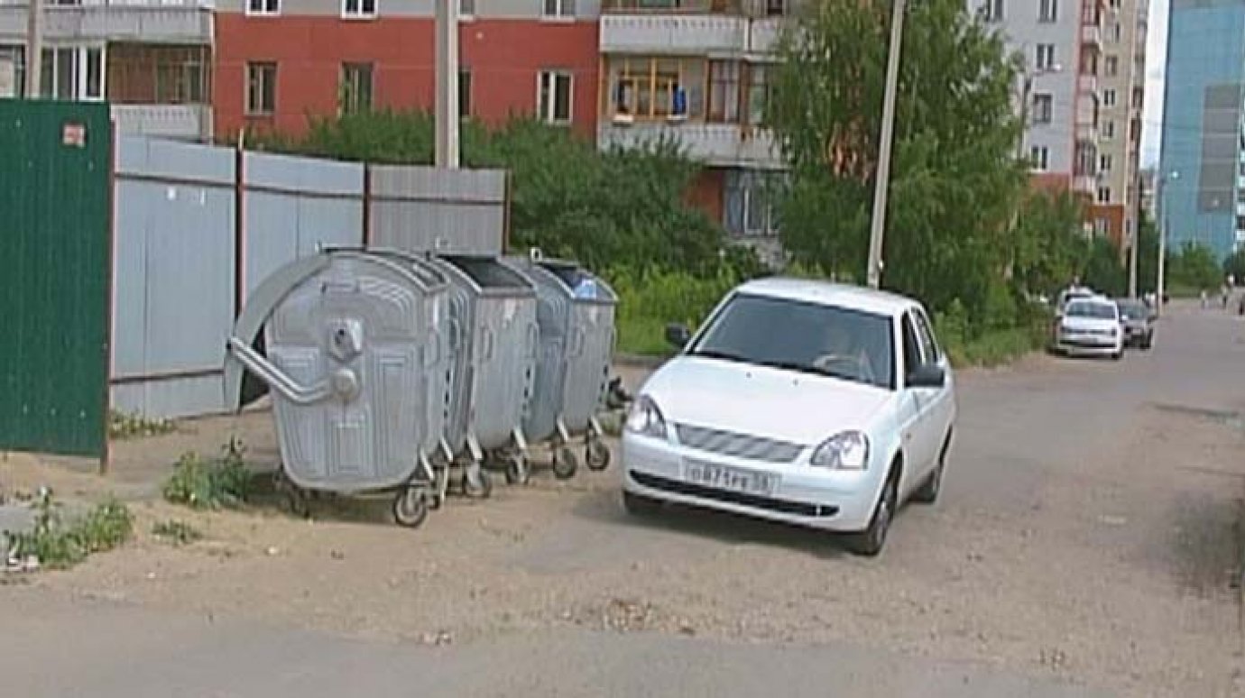 Пешеходам с Лядова оставили узкий участок между мусоркой и дорогой