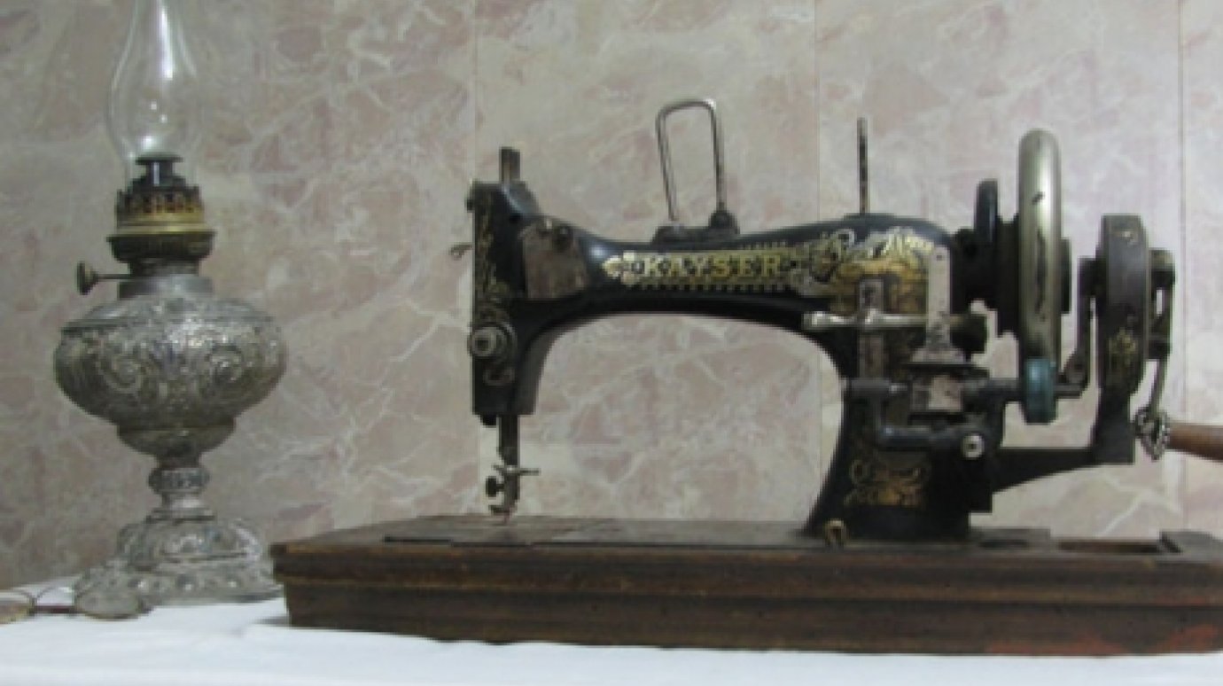 Поэтесса подарила наровчатскому музею старинную швейную машинку