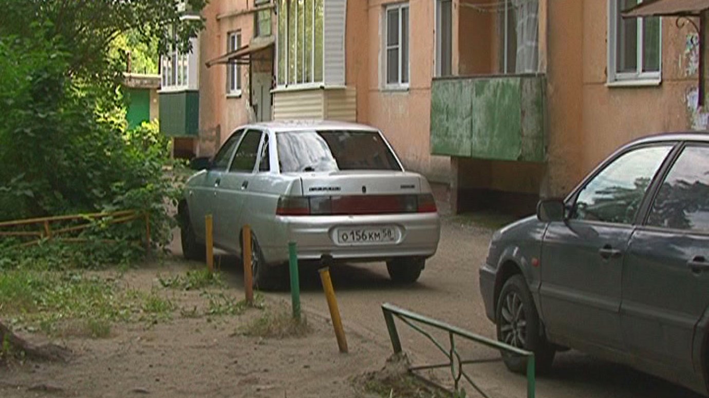 Машины угрожают безопасности жителей улицы Вяземского