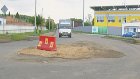 Дорожники оставили яму на проезжей части у стадиона «Первомайский»