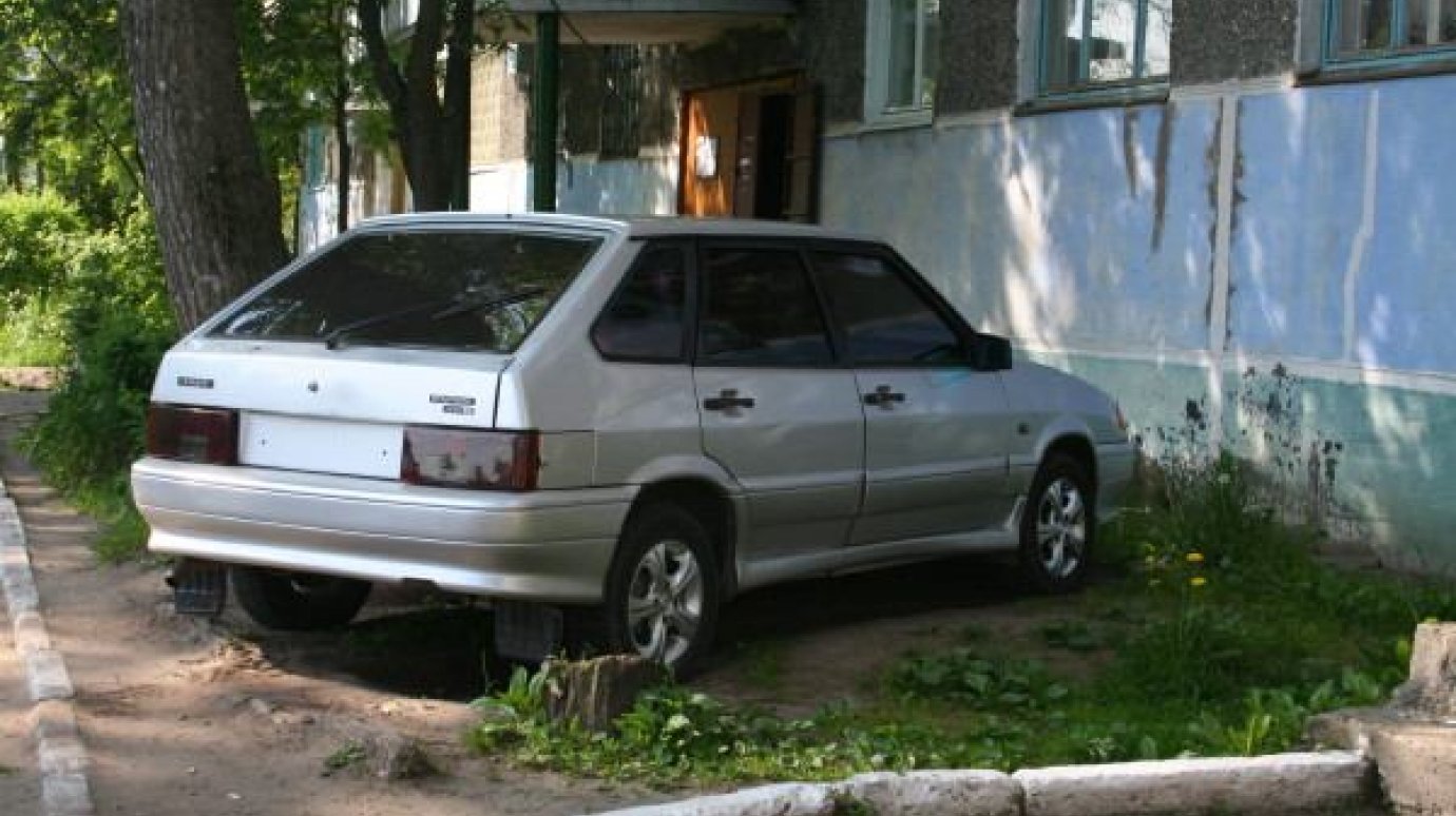 Зареченские власти обратят внимание на незаконные парковки во дворах