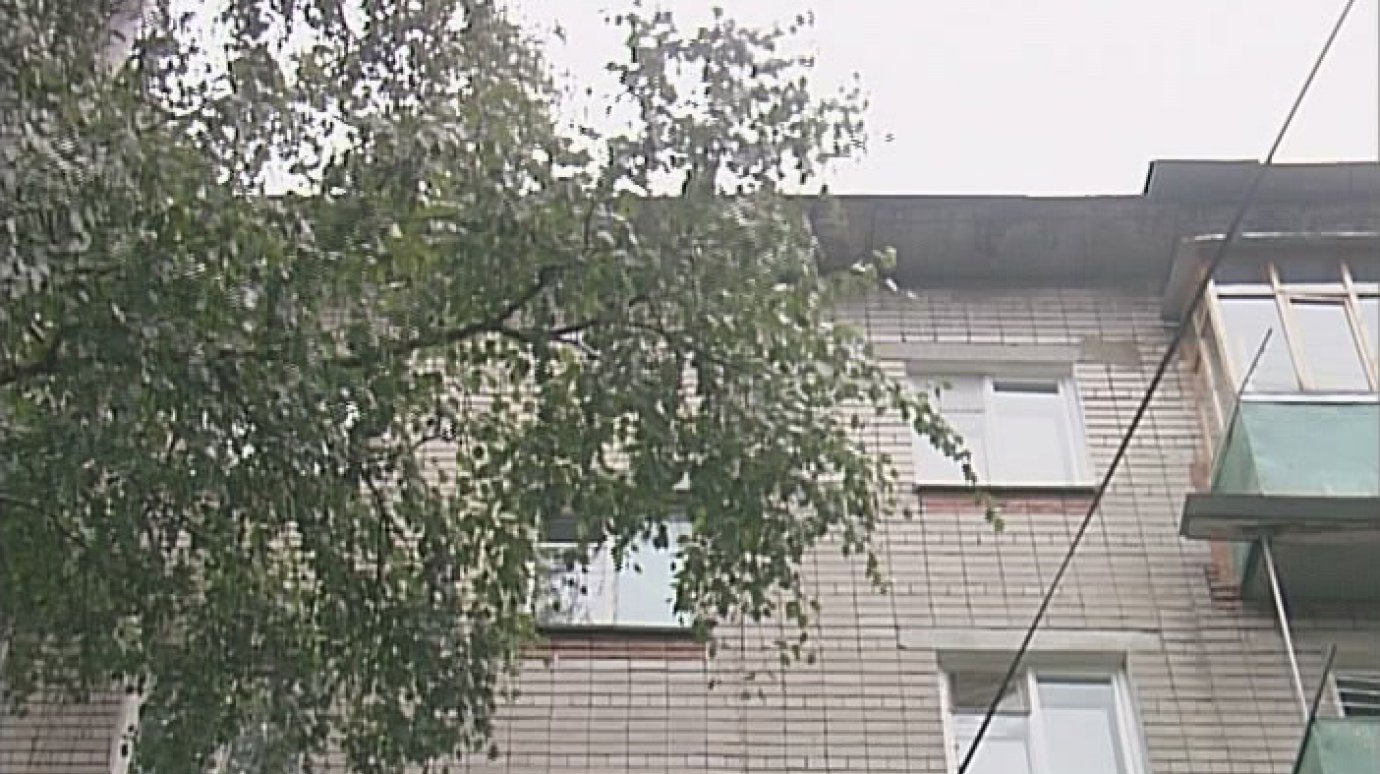 Коммунальщики сэкономили при ремонте крыши дома на ул. Леонова