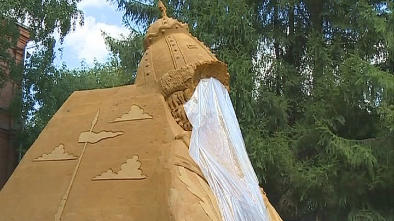Скульпторам пришлось восстанавливать песочные фигуры после дождей