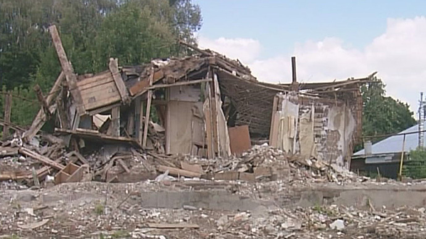 Из разрушенного дома на Тамбовской вытекает питьевая вода