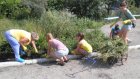 Зареченские школьники благоустраивают территорию дома ветеранов