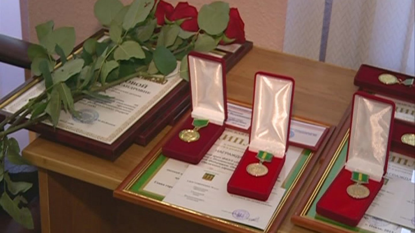 Юрий Алпатов вручил медали работникам сферы здравоохранения