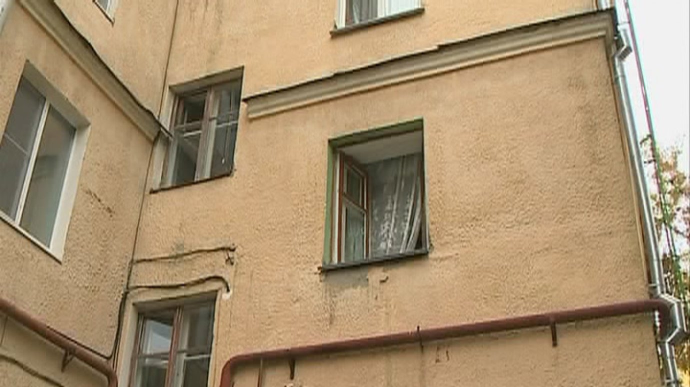 На Володарского пенсионерка погибла после падения из окна