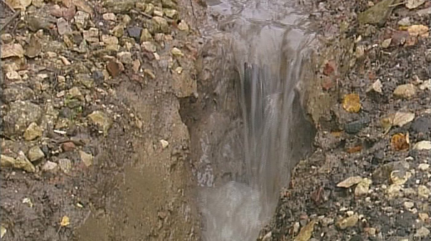 На улице Белая Гора появился канализационный водопад