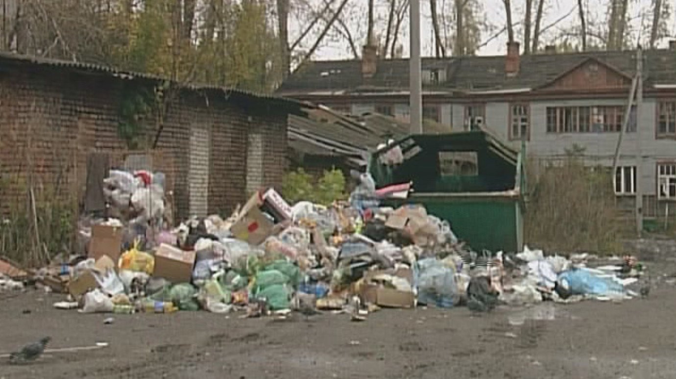 В Пензе техника не может подъехать к мусоркам из-за машин во дворе