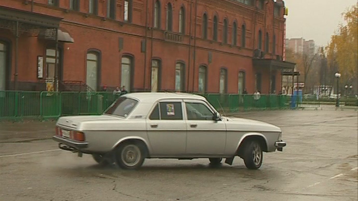 На площади Ленина состоялись соревнования по автослалому