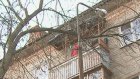 Повисшее дерево на улице Попова угрожает здоровью школьников