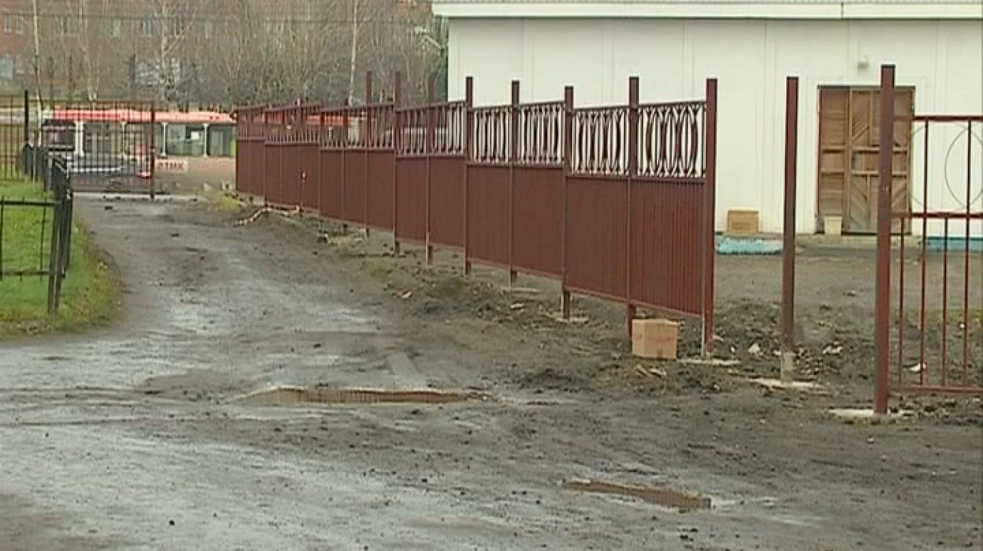 Дорогу у гаражного кооператива на Стасова оградили забором