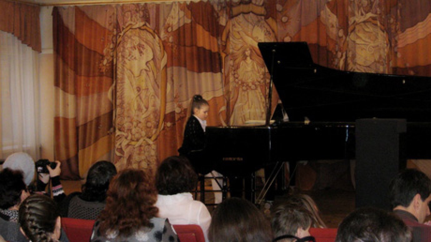 Музыкальная школа № 1 объявляет о приеме заявок на конкурс «Декабрины»